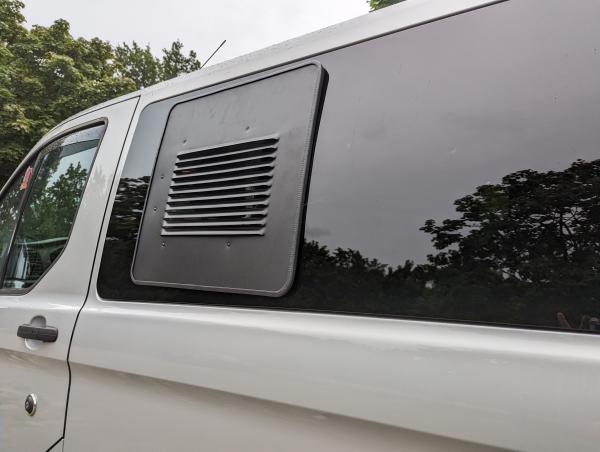 Lüftungsgitter Ford Custom für nachgerüstete Schiebefenster Fahrerseite links CARBEST - Lüftungsgitter Fahrerseite hinten - verbaut in weißem Fahrzeug